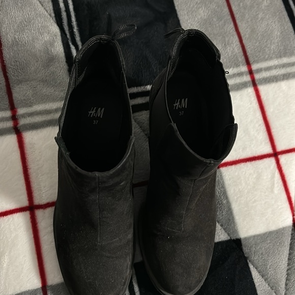 Black and confy ankle boots. - Picture 4 of 4